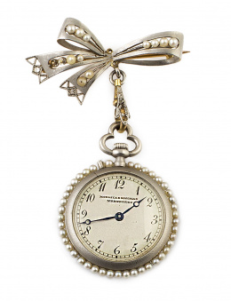 112.  Reloj colgante de pp. S. XX MORESCA GIOLIELLO con tapa circular de platino con bandas de brillantes y orlada de perlitas finas,que pende de lazo de perlas