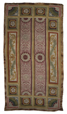 1298.  Alfombra en lana de nudo español, de estilo Carlos IV con campo en rosa, beige y verde.Firmada Stuyck, Madrid, 1913..