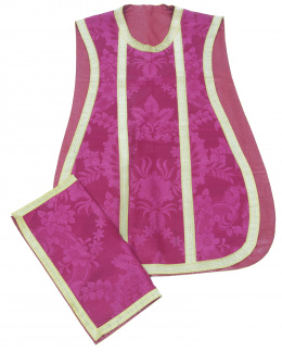 561.  Casulla fucsia en raso de seda con piñas bordadas y galones aplicados y paño de cáliz, S. XIX.