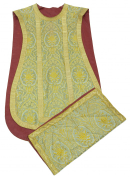 939.  Casulla y paño de cáliz decorado con piñas en seda, S. XIX-XX.