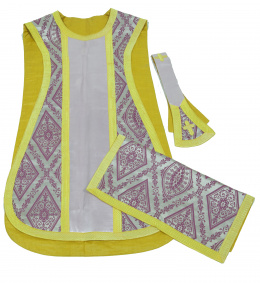 706.  Terno en hilo amarillo y rosa compuesto por: casulla rosa en seda, estola y paño de caliz, S. XIX-XX.