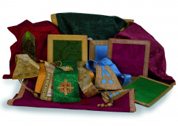 399.  Lote formado por cuatro cubrecálices, cuatro libros de corporales y cinco estolasde distintas colores según la liturgia..
