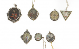 1002.  Medallón devocional ochavado, con dos viriles, contiene grabados coloreados, de Santa Ana y  la Virgen, marco de plata dorada a cordoncilo.Trabajo español, S. XVIII.