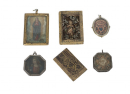 1184.  Relicario de viaje con forma de libro y con un Niño de Pasión en medio bulto policromado, con hojas de plata, perlas simuladas y filacterias.S. XIX.