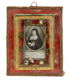 1006.  Escaparatillo-relicario con grabado coloreado y leyenda que reza: “Santa Juana Francisca Fremiot de Chantal, Fundadora y primera superiora del orden de la Visitación”, en cristal, cartón, e hilos metálicos con piedras simuladas.Trabajo español, S. XIX.