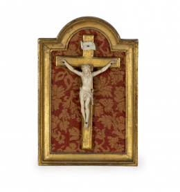 998.  “Cristo expirante” escultura en marfil tallado sobre cruz y marco de madera dorada. S. XIX.
