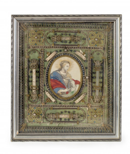 1007.  Relicario con grabado coloreado de Santa Inés, hilos dorados a cordoncillo, filacterias, abalorios y canutillos de cristal.Trabajo español, S. XIX.