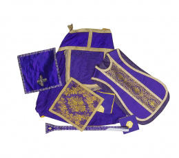 727.  Terno en morado compuesto por una casulla, un libro de corporales, paño de cáliz mas otra tela con flores blancas pintadas, y un estola de distinta decoración.España, pp. del S. XX.