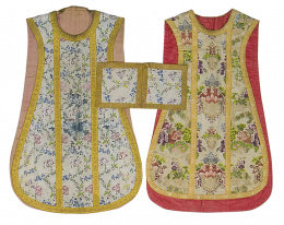 318.  Dos casullas de seda con flores bordadas y libro de corporales.Trabajo español, quizás Valencia, S. XVIII.