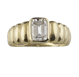 219.  Lote formado por tres sortijas en oro amarillo de 18K