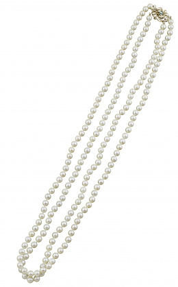 660.  Collar de dos hilos de perlas cultivadas con cierre de símil de esmeraldas y diamantes