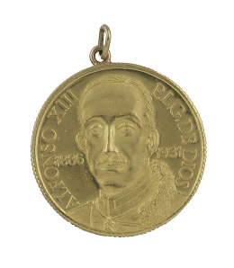 610.  Lote formado por colgante con medalla de Alfonso XIII en oro y varias monedas en plata y metal