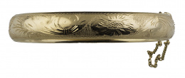 224.  Brazalete rígido de media caña con decoración grabada en oro amarillo de 18K