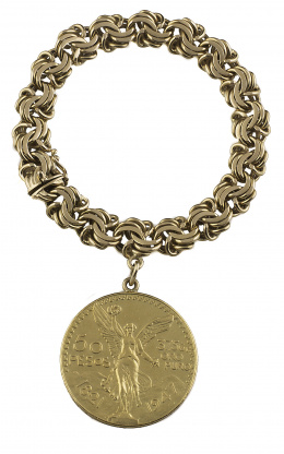 348.  Pulsera de eslabón barbado doble en oro amarillo de 18K, con moneda colgante de 50 pesos Mejicanos en oro 