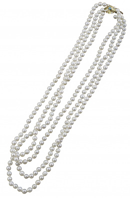 665.  Collar de tres hilos de perlas cultivadas con cierre en forma de flor en oro de 18K con una pequeña turquesa en su centro