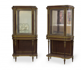 982.  Henry Dasson (1825 - 1896)Pareja de vitrinas estilo Luis XVI en madera de caoba, bronce dorado y mármol..