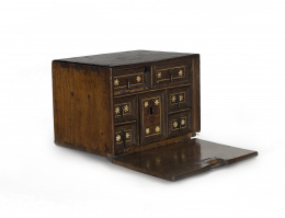 1382.  Arquilla de madera de nogal con incrustaciones de hueso.Trabajo indoportugés, S. XVII.