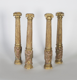 1517.  Pareja de columnas de orden Jónico, de madera tallada, estucada, policromada y dorada.Trabajo castellano, S. XVI.