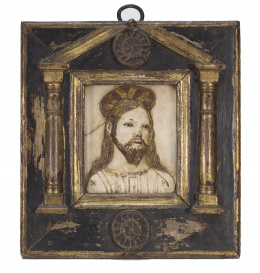 1512.  “Cristo” Relieve en alabastro parcialmente dorado y policromado en marco de estructura edicular o arquitectónico en madera tallada policromada en negro y dorado. Ff S. XVI - pp. del S. XVII.