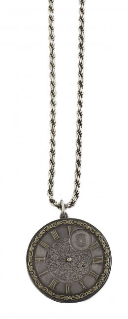 15.  Colgante realizado con esfera de reloj de bolsillo del S. XIX en plata 