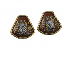 321.  Pendientes HERMÉS de bisutería vintage de esmalte con dibujo de tigre sobre fondo rojo, en metal dorado