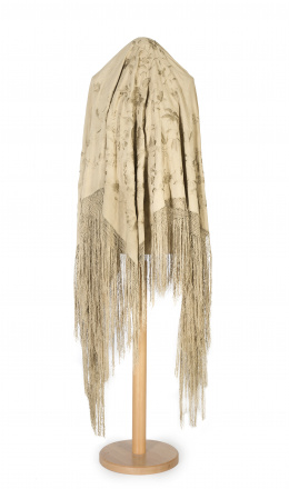 1097.  Mantón de “Manila”, de seda verde con flores bordadas, S. XIX - XX.