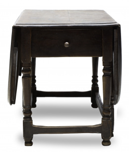 976.  Mesa de comedor de alas en madera de nogal torneado con dos cajones enfrentados en el faldón.España, S. XVIII.