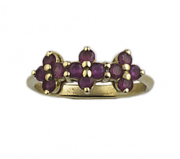 301.  Sortija con tres flores de rubíes en oro amarillo de 18K