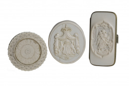 1042.  Monedero en marfil tallado con decoración galante en cartela e iniciales entrelazadas en el reverso. Francia, S. XIX.