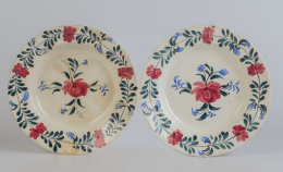 649.  Pareja de platos de loza pintada con flores.Sargadelos, tercera época (1845-1862)Con marca incisa.