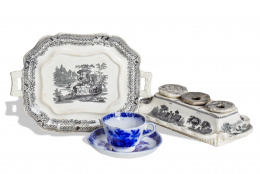 1206.  Taza con plato de loza estampada en azul de cobalto.Sargadelos, (1845-1862).