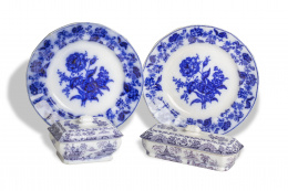 1202.  Dos platos de china opaca esmaltada de serie chinesca.Sargadelos, tercera época (1845-1862).