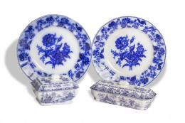 1202.  Dos platos de china opaca esmaltada de serie chinesca.Sargadelos, tercera época (1845-1862).