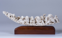 608.  “Santones” Grupo escultórico en marfil tallado. China, ff. S. XIX