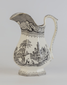 656.  Jarro de loza estampada en negro con paisaje imaginario.Sargadelos, tercera época (1845-1862)