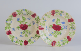 644.  Pareja de platos de loza pintada con flores.Sargadelos, tercera época, 81845-1862)Con marca incisa.