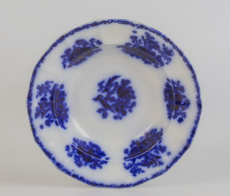 650.  Plato hondo en azul y blanco de la “Serie Chinesca” con paisaje imaginario en el asiento.       Sargadelos, tercera época (1845 - 1862)Con marca estampada.                                                                                                                                                               