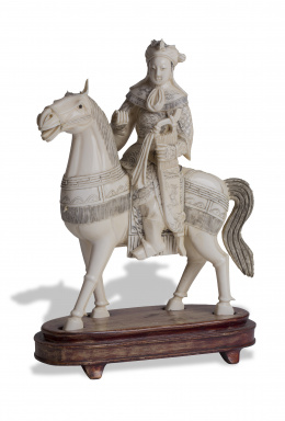 423.  “Dignatario a caballo” Escultura en marfil tallado y parcialmente entintado.China, ff. S. XIX.