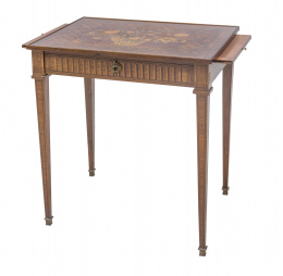 1187.  Mesa auxiliar estilo Luis XVI en madera de caoba y marquetería de maderas finas.S. XX.