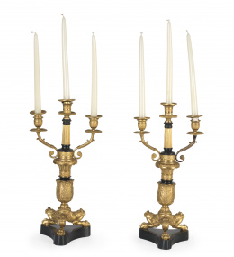 1237.  Pareja de candelabros de estilo Carlos X, de bronce dorado y pavonado.Trabajo francés, S. XIX.