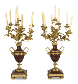 613.  Pareja de candelabros de estilo Luis XVI en bronce dorado montados en mármol “rouge griotte”.Trabajo francés, último cuarto del S. XIX.