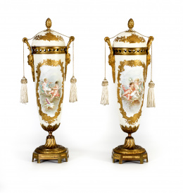 1233.  Pareja de copas a la manera de Sévres de porcelana esmaltada y dorada, montados en bronce dorado.Trabajo francés, ffs. del S. XIX