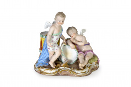 543.  “Amorcillos”Grupo de porcelana esmaltada.Meissen (1818-1860).