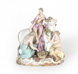 548.  “El rapto de Europa”.Grupo escultórico de porcelana esmaltada.Meissen, 1818-1860.