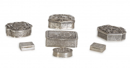 606.  Conjunto de siete cajas de plata con decoración repujada y varias temáticas, dos de Pérez Fernández, S. XX.