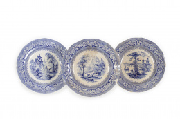 495.  Tres platos isabelinos de loza estampada  en azul con paisajes fantásticos y orla de flores de época isabelina, periodo de Edwin Forester.Sargadelos tercera época, 1845-1862.