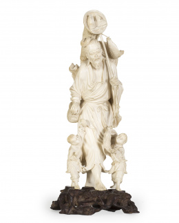 470.  “Pescador con niños” Grupo escultórico en marfil tallado sobre base de madera tallada.China, pp. S. XX