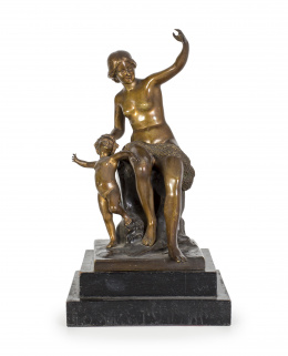 1169.  Helmut Schievelkamp (Alemania, 1849-1890) “Mujer con niño” Escultura en bronce pavonado sobre base de madera ebonizada.
