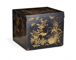 1051.  Caja madera lacada de negro y  decoración dorada.Trabajo chino para la exportación, h. 1850