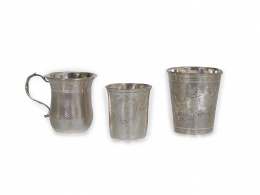 605.  Lote de dos vasos de plata, uno de decoración grabada con leyenda fechado en 1884 y una taza de plata francesa con marcas exportación, ley 800.Ffs del S. XIX. .
